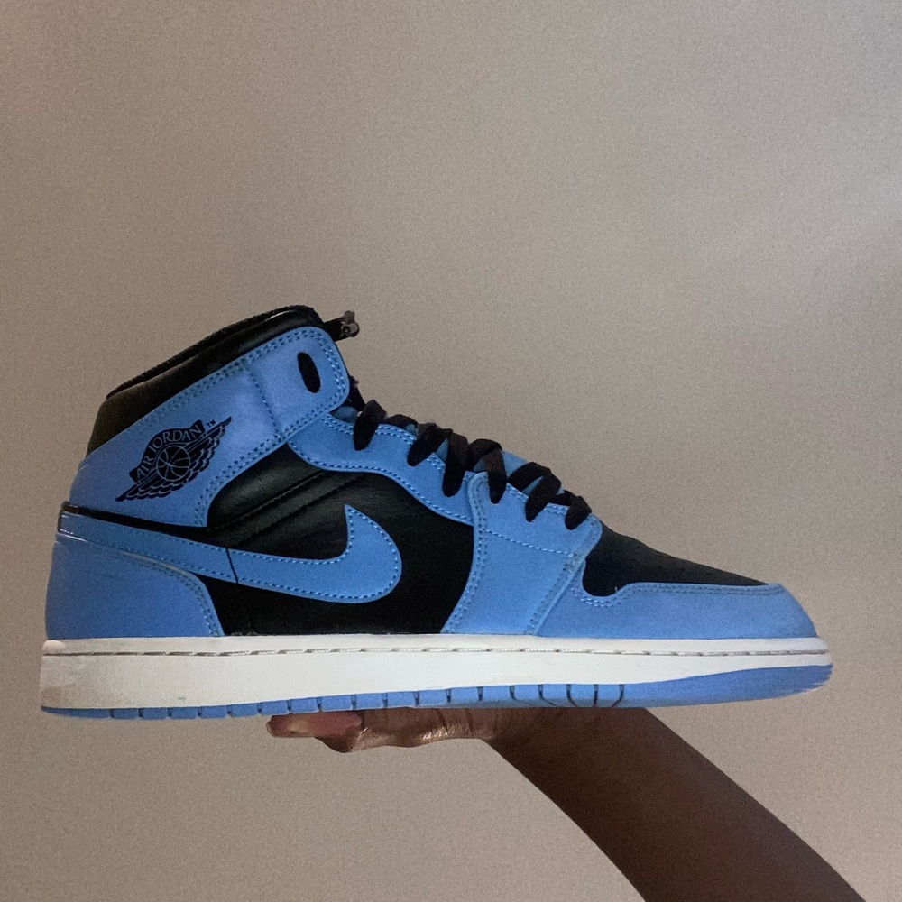 Jordan Men's Black and Light Blue Sneakers